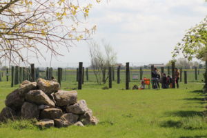 Visiteurs dans les prairies du Camélus, ferme pédagogique près de Dunkerque