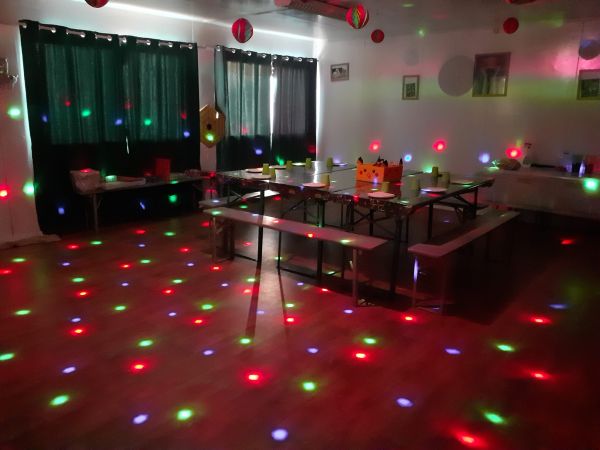 Salle d’anniversaire décorée au Camélus